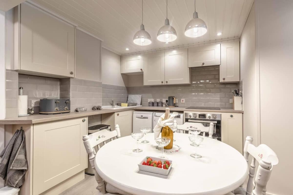 Central Windsor, 2 Bedroom 2 Bathroom, 5 Minutes To Castle Exterior foto